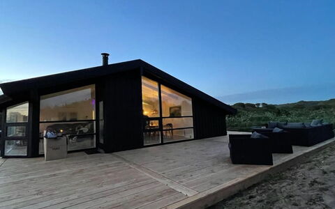 Amalie - 650M from the Sea: Meubilair, Interieur Ontwerp, Flooring, Hout, Verdieping, Plafond, Houten Vloer, Stoel, Tafel, Verlichting