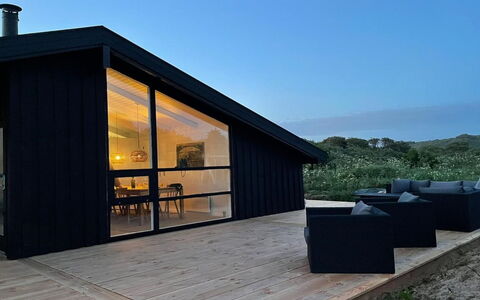 Amalie - 650M from the Sea: Meubilair, Interieur Ontwerp, Flooring, Hout, Verdieping, Plafond, Houten Vloer, Stoel, Tafel, Verlichting
