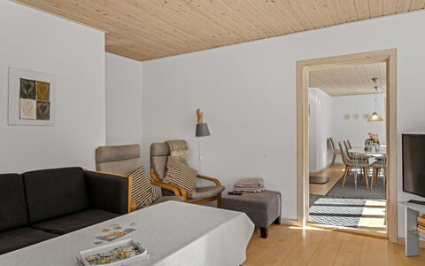 Etta - 957M from the Sea: Interieur Ontwerp, Meubilair, Flooring, Hout, Verdieping, Plafond, Kamer, Bankstel, Woonkamer, Houten Vloer