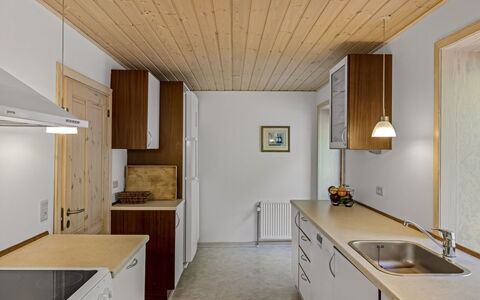 Etta - 957M from the Sea: Keuken, Countertop, Interieur Ontwerp, Flooring, Plafond, Hout, Toestel Van De Keuken, Cabinetry, Verdieping, Meubilair