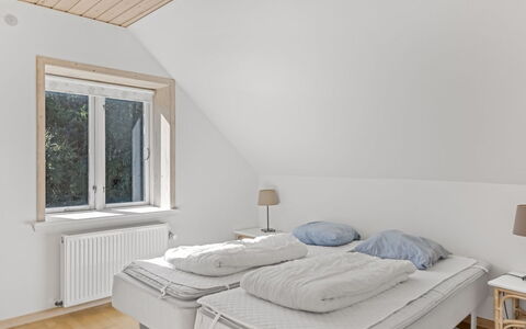 Etta - 957M from the Sea: Hout, Meubilair, Interieur Ontwerp, Flooring, Verdieping, Textiel, Slaapkamer, Verlichting, Linens, Bed