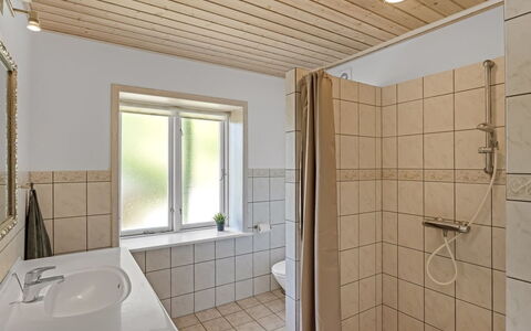 Etta - 957M from the Sea: Flooring, Hout, Interieur Ontwerp, Verdieping, Loodgieterswerkinrichting, Plafond, Kamer, Loodgieter, Kraan, Badkamer