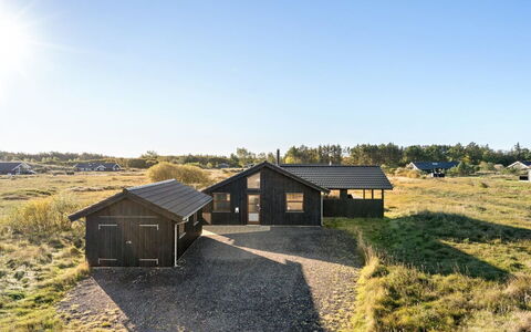 Finna - 1Km from the Sea: Meubilair, Interieur Ontwerp, Flooring, Hout, Verdieping, Plafond, Houten Vloer, Stoel, Tafel, Verlichting