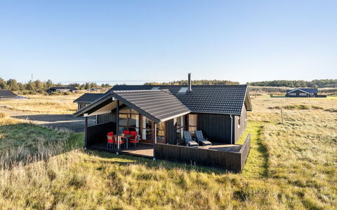 Finna - 1Km from the Sea: Meubilair, Interieur Ontwerp, Flooring, Hout, Verdieping, Plafond, Houten Vloer, Stoel, Tafel, Verlichting