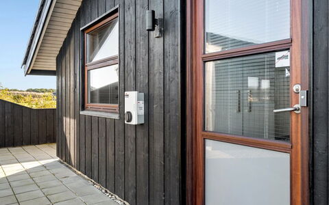 Finna - 1Km from the Sea: Meubilair, Interieur Ontwerp, Flooring, Hout, Verdieping, Plafond, Houten Vloer, Stoel, Tafel, Verlichting