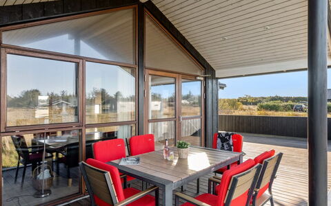 Finna - 1Km from the Sea: Meubilair, Interieur Ontwerp, Flooring, Hout, Verdieping, Plafond, Houten Vloer, Stoel, Tafel, Verlichting