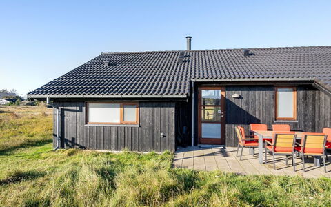 Finna - 1Km from the Sea: Meubilair, Interieur Ontwerp, Flooring, Hout, Verdieping, Plafond, Houten Vloer, Stoel, Tafel, Verlichting