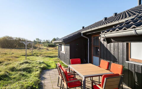 Finna - 1Km from the Sea: Meubilair, Interieur Ontwerp, Flooring, Hout, Verdieping, Plafond, Houten Vloer, Stoel, Tafel, Verlichting