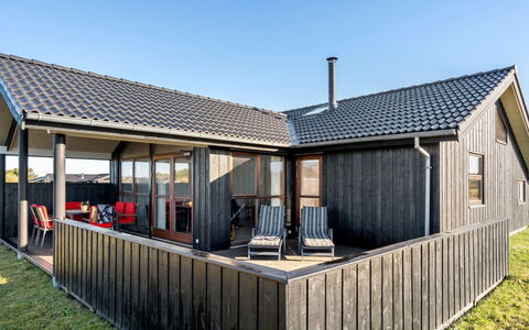 Finna - 1Km from the Sea: Meubilair, Interieur Ontwerp, Flooring, Hout, Verdieping, Plafond, Houten Vloer, Stoel, Tafel, Verlichting