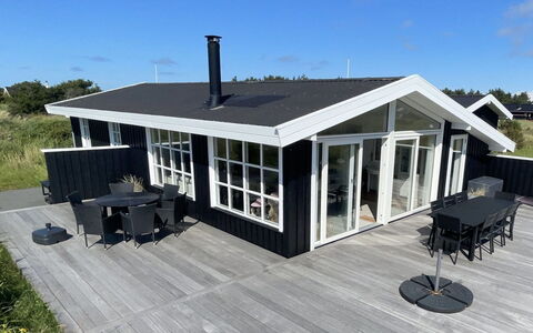 Halsten - 551M from the Sea: Blauw, Struik, Verblijf, Groundcover, Tuin, Landgoed, Schaduw, Landscaping, Boerderij, Eco Hotel