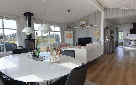 Halsten - 551M from the Sea: Blauw, Struik, Verblijf, Groundcover, Tuin, Landgoed, Schaduw, Landscaping, Boerderij, Eco Hotel