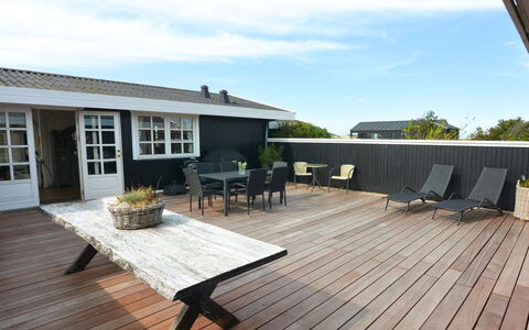 Halsten - 551M from the Sea: Blauw, Struik, Verblijf, Groundcover, Tuin, Landgoed, Schaduw, Landscaping, Boerderij, Eco Hotel
