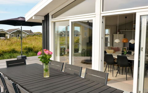 Halsten - 551M from the Sea: Blauw, Struik, Verblijf, Groundcover, Tuin, Landgoed, Schaduw, Landscaping, Boerderij, Eco Hotel
