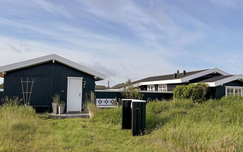 Halsten - 551M from the Sea: Blauw, Struik, Verblijf, Groundcover, Tuin, Landgoed, Schaduw, Landscaping, Boerderij, Eco Hotel