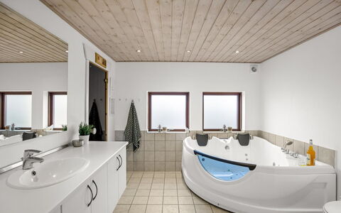 Emma - 976M from the Sea: Meubilair, Buitenmeubels, Tableware, Tafel, Drinkware, Stoel, Buitentafel, Voedsel, Fles