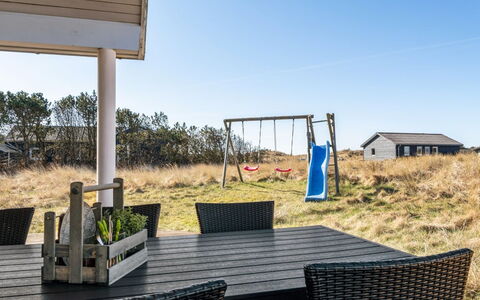 Sirkka - 902M from the Sea: Flooring, Slaapkamer, Bedding, Bed, Bed Frame, Linens, Laken, Hardwood, Matras, Houten Vloer
