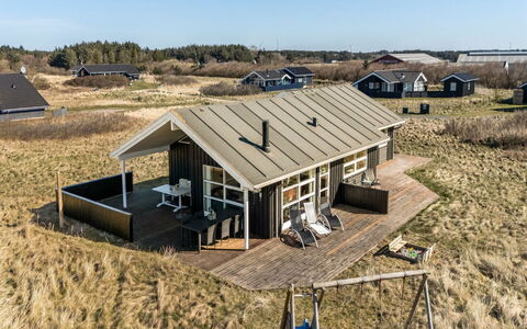 Sirkka - 902M from the Sea: Flooring, Slaapkamer, Bedding, Bed, Bed Frame, Linens, Laken, Hardwood, Matras, Houten Vloer
