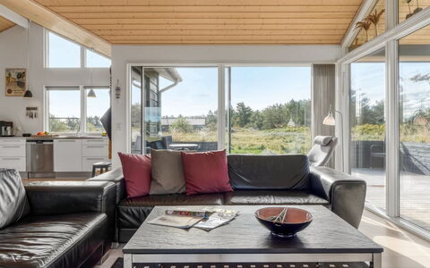 Yaim - 800M from the Sea: Hout, Plafond, Huis, Bankstel, Deur, Woonkamer, Houten Vloer, Hardwood, Straal