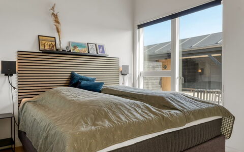 Yaim - 800M from the Sea: Bed, Slaapkamer, Hout, Meubilair, Bedding, Laken, Bed Frame, Linens, Interieur Ontwerp, Verdieping