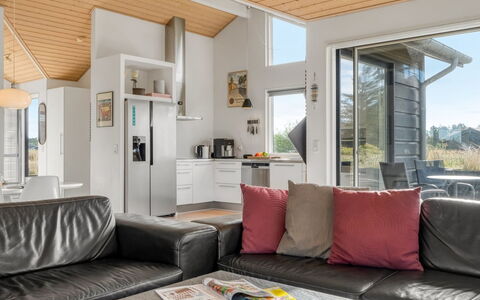 Yaim - 800M from the Sea: Hout, Huis, Deur, Verblijf, Hardwood, Beits, Woonkamer, Houten Vloer, Plank