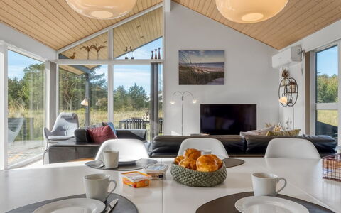Yaim - 800M from the Sea: Interieur Ontwerp, Plafond, Huis, Flooring, Lichte Inrichting, Woonkamer, Keuken En Eettafel, Stoel, Schaduw