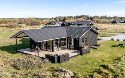 Yaim - 800M from the Sea: Dak, Verblijf, Huis, Siding, Landgoed, Schuur, Schaduw, Boerderij, Garden Gebouwen, Veranda