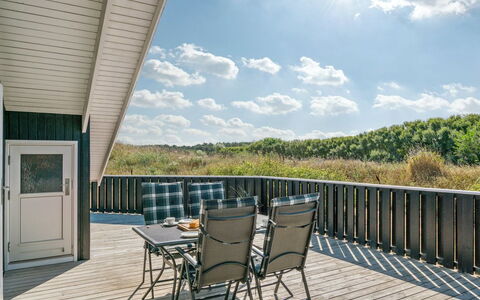 Aria - 1.2Km from the Sea: Hout, Hardwood, Veranda, Plank, Dek, Beits, Houten Vloer, Schaduw, Stoel, Balkon