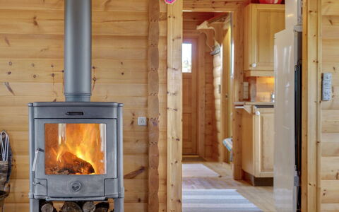 Thrym - 900M from the Sea: Hout, Toestel Van De Keuken, Major Appliance, Huishoudapparatuur, Beits, Hardwood, Fornuis, Houtkachel, Keuken, Blokhut
