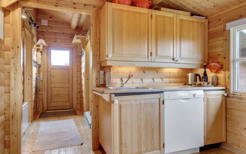 Thrym - 900M from the Sea: Keuken, Hout, Wastafel, Countertop, Toestel Van De Keuken, Major Appliance, Flooring, Loodgieterswerkinrichting, Cabinetry, Kraan