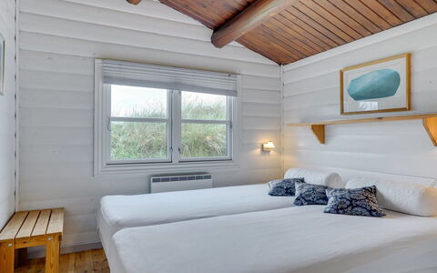 Thrym - 900M from the Sea: Hout, Plafond, Hardwood, Plank, Slaapkamer, Bed, Houten Vloer, Bedding, Beits, Bed Frame