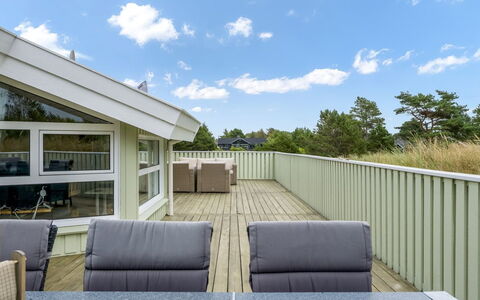 Mila - 750M from the Sea: Verblijf, Huis, Huis, Dak, Veranda, Landgoed, Siding, Garden Gebouwen, Boerderij, Werf