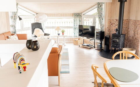 Mila - 750M from the Sea: Meubilair, Interieur Ontwerp, Hout, Flooring, Plafond, Verdieping, Woonkamer, Kamer, Verlichting, Huis