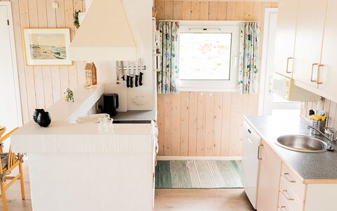Mila - 750M from the Sea: Meubilair, Hout, Interieur Ontwerp, Flooring, Keuken, Countertop, Verdieping, Cabinetry, Plafond, Kamer