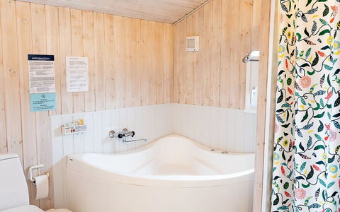 Mila - 750M from the Sea: Interieur Ontwerp, Flooring, Loodgieterswerkinrichting, Verdieping, Badkamer, Textiel, Bad, Plafond, Verlichting, Kamer