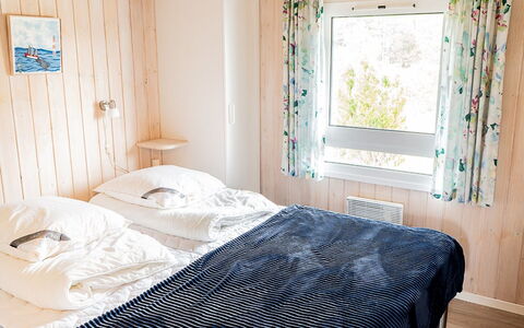 Mila - 750M from the Sea: Meubilair, Interieur Ontwerp, Bed, Slaapkamer, Hout, Laken, Verdieping, Flooring, Bedding, Linens