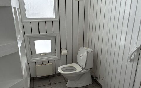 Ilmo - 950M from the Sea: Wc Bril, Toilet, Loodgieterswerkinrichting, Flooring, Badkamer, Verdieping, Loodgieter, Tegel
