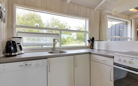 Ilmo - 950M from the Sea: Flooring, Hout, Interieur Ontwerp, Countertop, Loodgieterswerkinrichting, Keuken, Verdieping, Wastafel, Plafond, Kraan