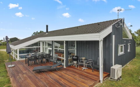 Ilmo - 950M from the Sea: Hout, Dak, Huis, Verblijf, Hardwood, Schaduw, Landgoed, Siding, Veranda, Ontwerp