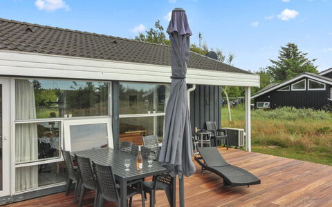 Ilmo - 950M from the Sea: Hout, Meubilair, Buitenmeubels, Dak, Veranda, Schaduw, Stoel, Huis, Dek, Hardwood