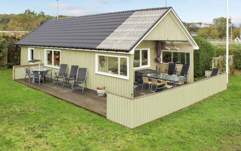 Lilibeth - 300M from the Sea: Zwembad, Buitenmeubels, Meubilair, Toevlucht, Flagstone, Eco Hotel, Schaduw, Stoel, Vrije Tijd, Landgoed