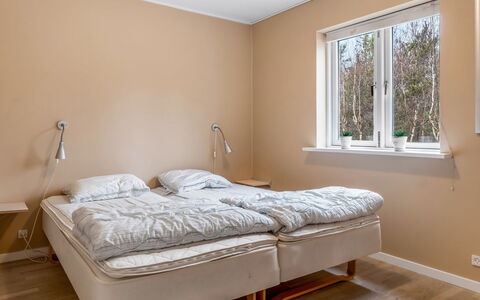 Jurgis - 300M from the Sea: Slaapkamer, Hout, Verdieping, Bed, Interieur Ontwerp, Flooring, Meubilair, Laken, Bedding, Verlichting