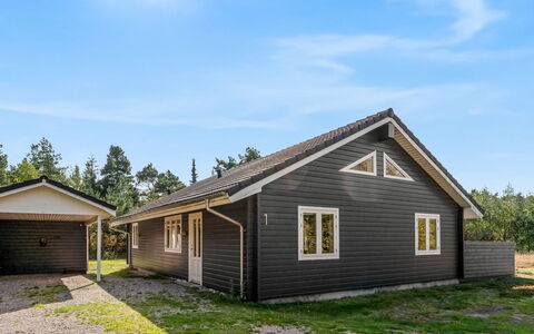 Jurgis - 300M from the Sea: Hout, Huis, Huis, Verblijf, Dak, Siding, Landelijk Gebied, Landgoed, Werf, Oprit