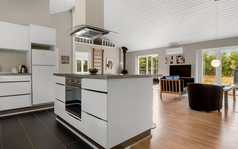 Jurgis - 300M from the Sea: Flooring, Interieur Ontwerp, Hout, Plafond, Meubilair, Verdieping, Keuken, Houten Vloer, Countertop, Cabinetry