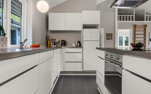 Jurgis - 300M from the Sea: Keuken, Countertop, Toestel Van De Keuken, Interieur Ontwerp, Flooring, Major Appliance, Cabinetry, Plafond, Hout, Verdieping