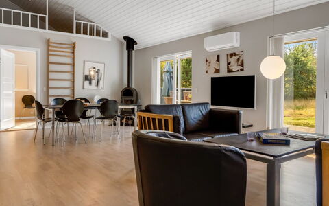 Jurgis - 300M from the Sea: Meubilair, Interieur Ontwerp, Flooring, Muur, Verdieping, Plafond, Hout, Woonkamer, Bankstel, Verlichting