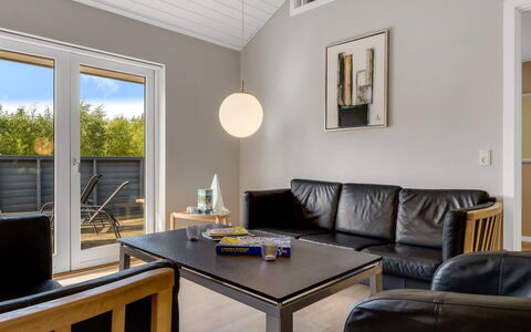 Jurgis - 300M from the Sea: Meubilair, Interieur Ontwerp, Flooring, Muur, Hout, Verdieping, Plafond, Verlichting, Woonkamer, Lichte Inrichting
