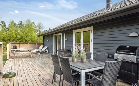 Ellie - 300M from the Sea: Dak, Huis, Huis, Verblijf, Siding, Landgoed, Oprit, Garden Gebouwen, Werf, Schuur
