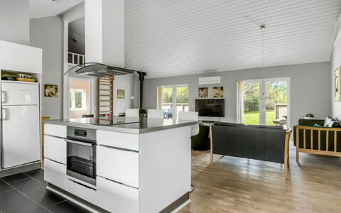Ellie - 300M from the Sea: Dak, Huis, Huis, Verblijf, Siding, Landgoed, Oprit, Garden Gebouwen, Werf, Schuur
