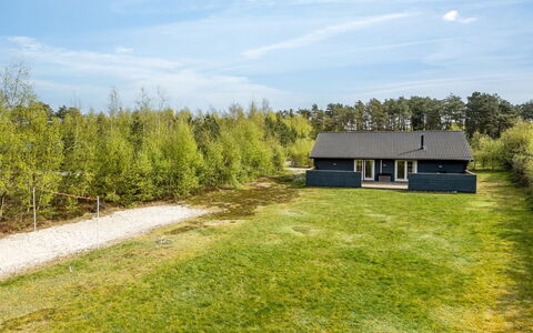 Ellie - 300M from the Sea: Dak, Huis, Huis, Verblijf, Siding, Landgoed, Oprit, Garden Gebouwen, Werf, Schuur