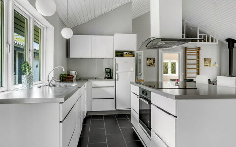 Ellie - 300M from the Sea: Dak, Huis, Huis, Verblijf, Siding, Landgoed, Oprit, Garden Gebouwen, Werf, Schuur